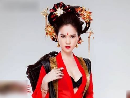 Chèn ép vòng một, Ngọc Trinh bị chỉ trích khi hóa Võ Tắc Thiên