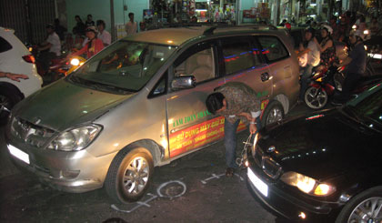 Va quẹt nhau làm 2 xe ô tô hư hỏng