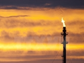 Giá dầu tiếp tục xuống mức thấp nhất trong gần 6 năm qua