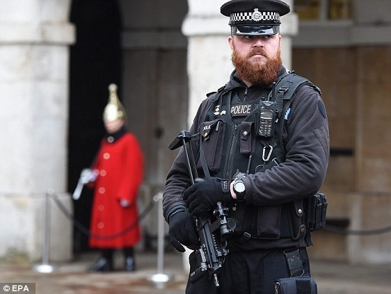  Một cảnh sát vũ trang canh giữ ở Whitehall, Anh. (Nguồn: EPA)