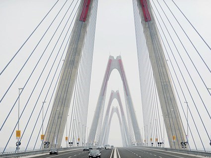 Phân luồng làn, cấm kinh doanh buôn bán trên cầu Nhật Tân