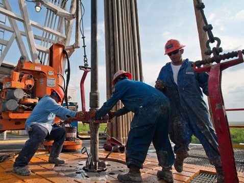 Giá dầu sẽ xuống 30 USD thùng, chứng khoán bị rút vốn ồ ạt