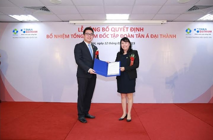 Chủ tịch HĐQT Tập đoàn - Bà Nguyễn Thị Mai Phương trao quyết định bổ nhiệm cho Tân TGĐ Ông Nguyễn Duy Chính