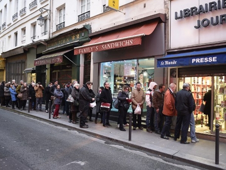 Số mới nhất của Charlie Hebdo cháy hàng chỉ sau ít phút