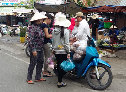 Buôn bán lộn xộn, mất vệ sinh môi trường