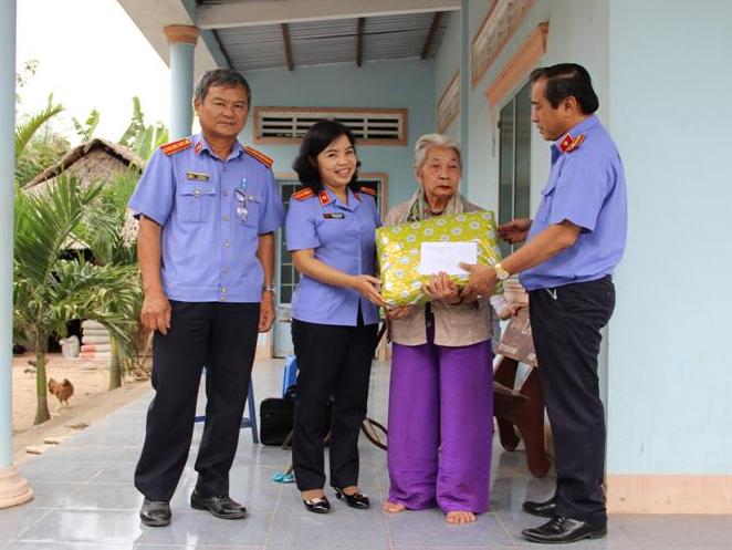  Đồng chí Trần Thanh Hùng trao quà cho Mẹ Việt Nam Anh hùng Võ Thị Đồng.