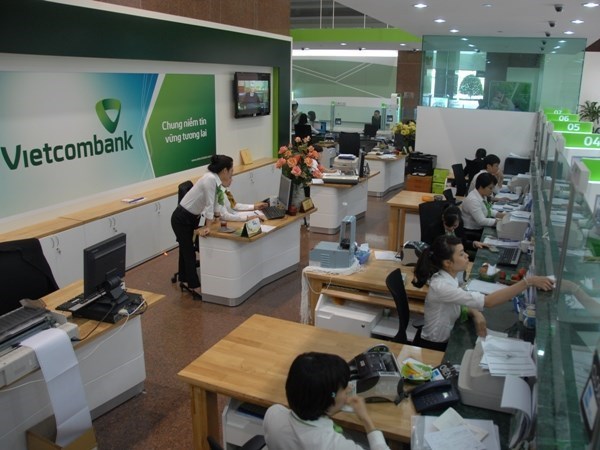 Giao dịch tại Vietcombank. (Nguồn: TTXVN)