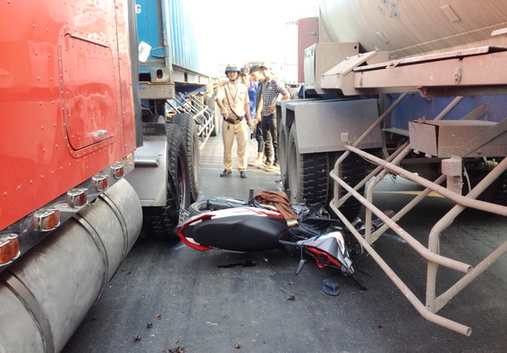 Xe máy kẹt giữa 2 xe container, 2 người bị thương