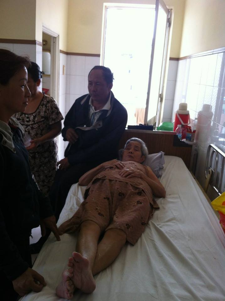 Gia đình ông Minh đang chăm sóc mẹ già tại bệnh viện