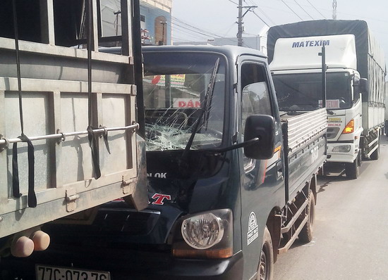 Ô tô đâm liên hoàn