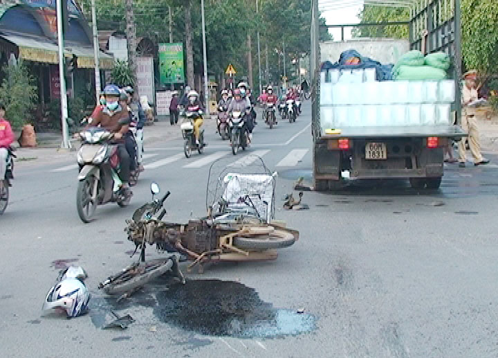Xe máy va chạm xe tải, 1 người nguy kịch