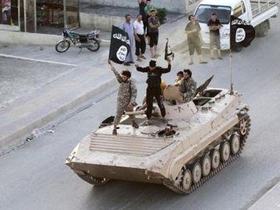  Phiến quân IS phô trương thanh thế trên đường phố Raqqa tại Iraq (Ảnh Reuters)