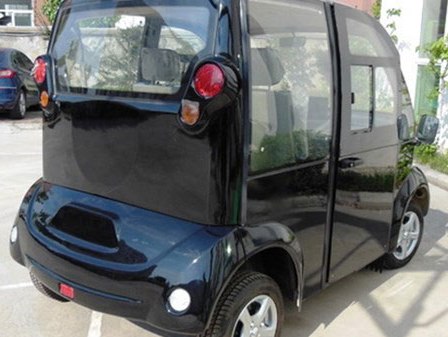 Ô tô điện nghênh ngang trên phố làm cơ quan chức năng lúng túng