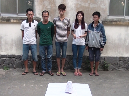 Rủ nhau vào nhà trọ đập đá