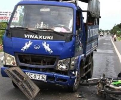 Va chạm với ô tô tải làm 2 người tử vong