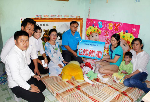 Trao 13 triệu đồng cho 2 cháu bé bị bệnh ly thượng bì bỏng nước bẩm sinh