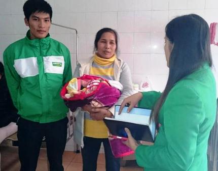 Hy hữu tài xế taxi đỡ đẻ ngay trên xe