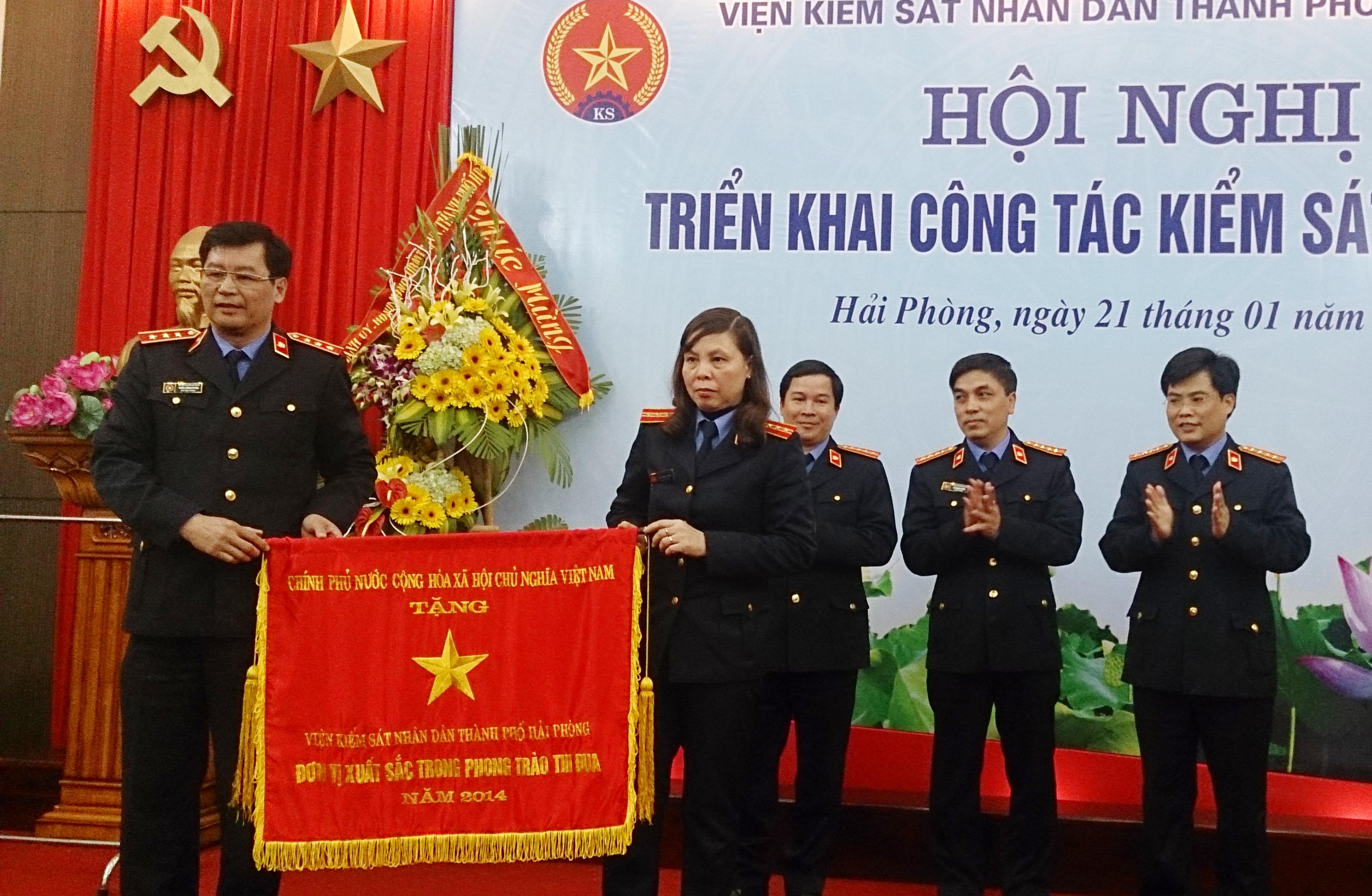 Đồng chí Trần Công Phàn – Phó Viện trưởng VKSNDTC trao cờ thi đua xuất sắc cho VKDND TP Hải Phòng.