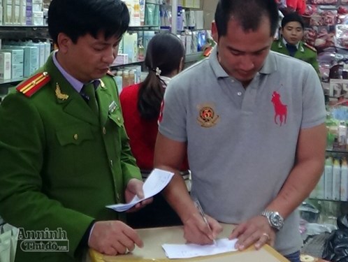 Thu giữ hàng nghìn hộp mỹ phẩm, hàng trăm chai rượu ngoại xách tay