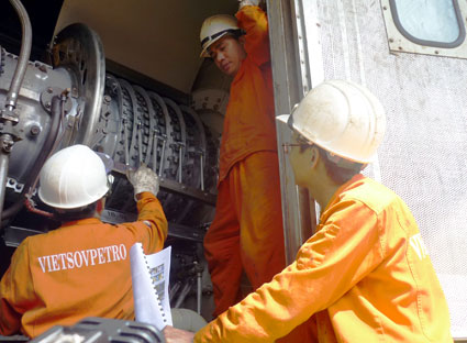 Các doanh nghiệp khai thác dầu khí Tìm cách ứng phó với giá dầu giảm