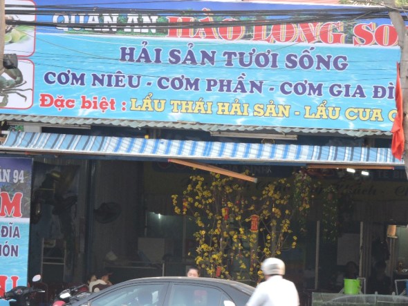 Hai du khách bị chặt chém 22 triệu đồng cho bữa ăn đêm