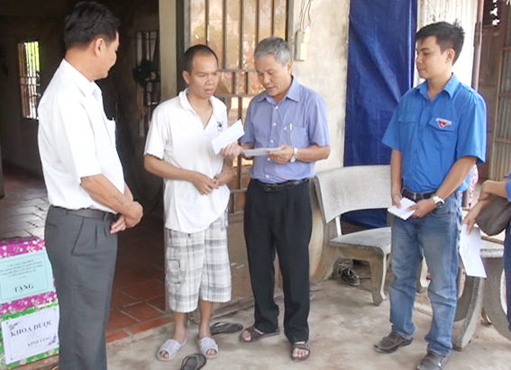 Tặng quà cho nạn nhân chất độc da cam