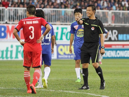 6 thẻ đỏ được sử dụng ở vòng 6 V-League