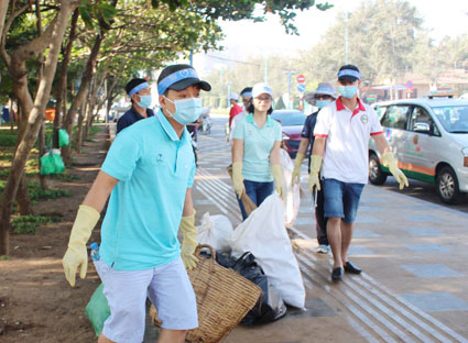 Vui trên cát, nhưng không xả rác