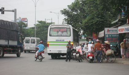 Xe khách Duy Quý đậu xe gây cản trở giao thông