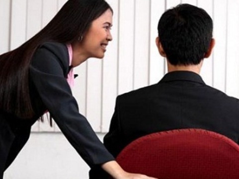 Muốn ly hôn vì vợ lúc nào cũng chỉ nghĩ đến sếp