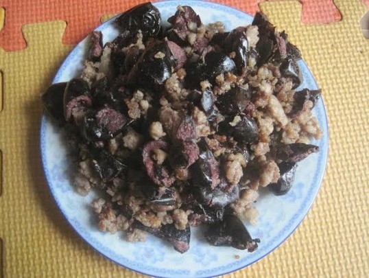 No căng bụng với trám đen nấu thịt