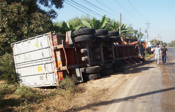 Container chở hơn 35 tấn thanh long bị lật bên đường