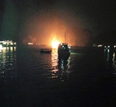 Cháy tàu du lịch nghỉ đêm trên vịnh Hạ Long