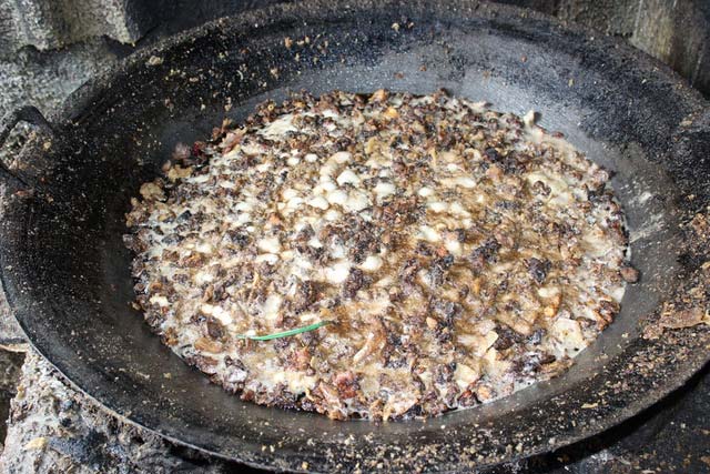 Hàng tấn mỡ bẩn cung cấp cho hàng vịt quay, bánh đa cua