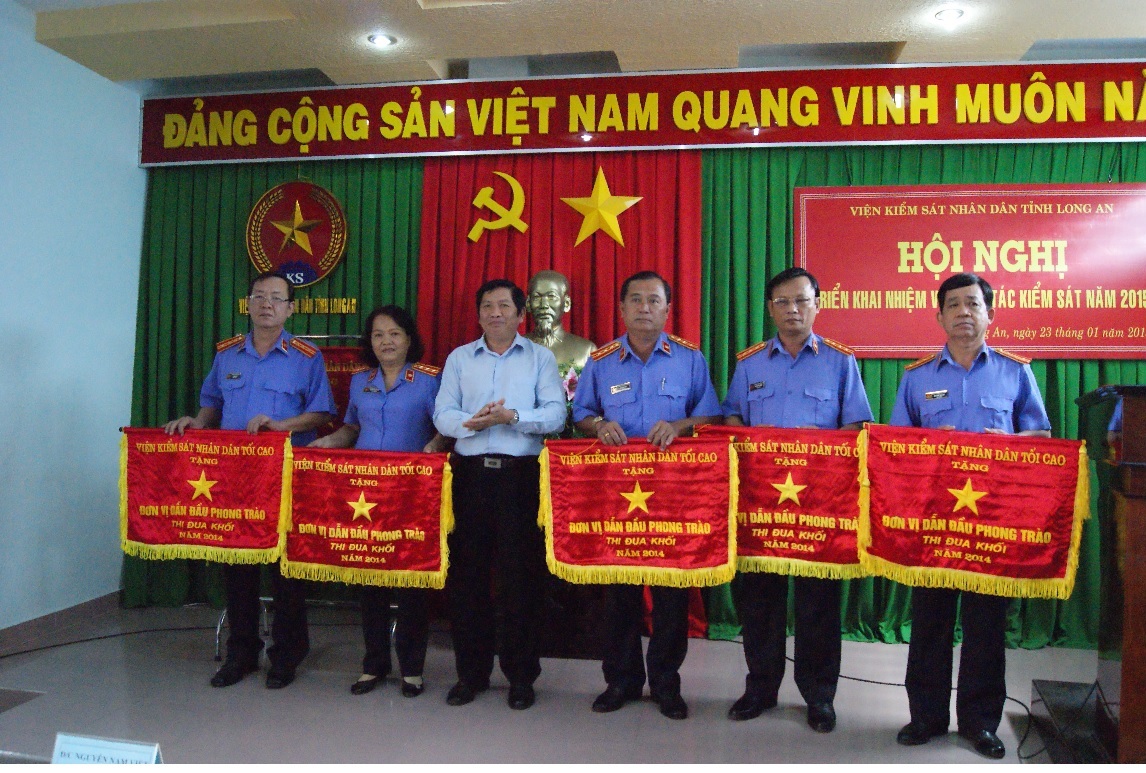 Đ/c Lê Bá Phước, Phó Chủ tịch HĐND tỉnh trao Cờ cho các đơn vị dẫn đầu phong trào thi đua khối năm 2014, trong đó có VKSND huyện Cần Giuộc (thứ hai từ trái sang phải)