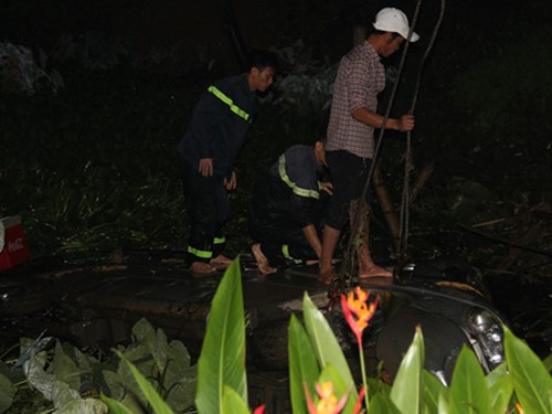 Đập kính ô tô, cứu 14 hành khách dưới hố nước