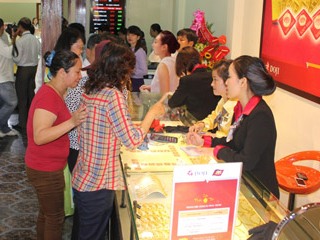 Giá vàng đồng loạt giảm, chênh 2,7 triệu đồng lượng so với giá thế giới