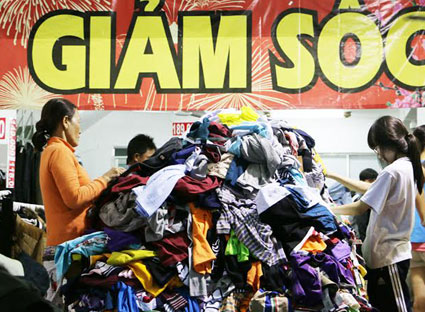 Giày dép, quần áo ào ạt xả hàng