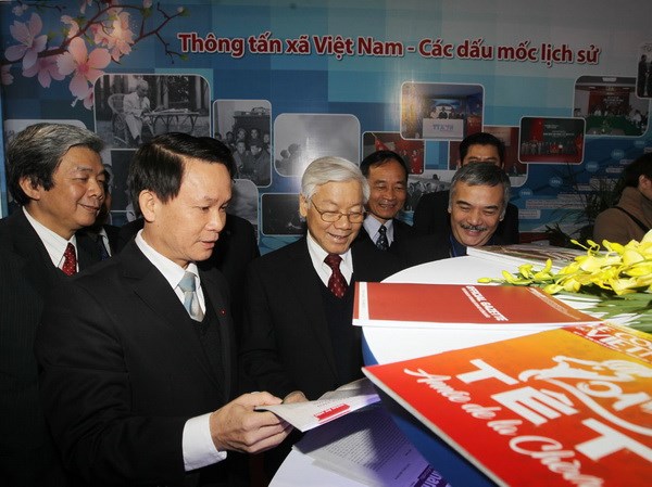  Tổng Bí thư Nguyễn Phú Trọng thăm gian trưng bày các ấn phẩm báo chí của Thông Tấn Xã Việt Nam tại Hội báo Xuân Ất Mùi 2015. (Ảnh: Trí Dũng/TTXVN)