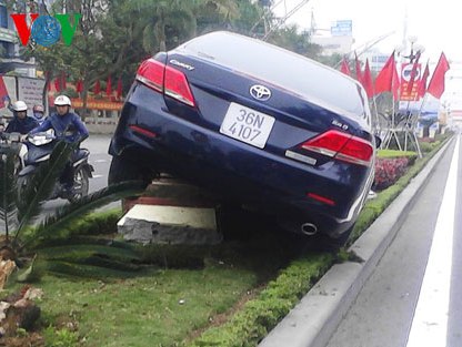 Xe Camry bất ngờ lao lên dải phân cách ở TP Thanh Hóa