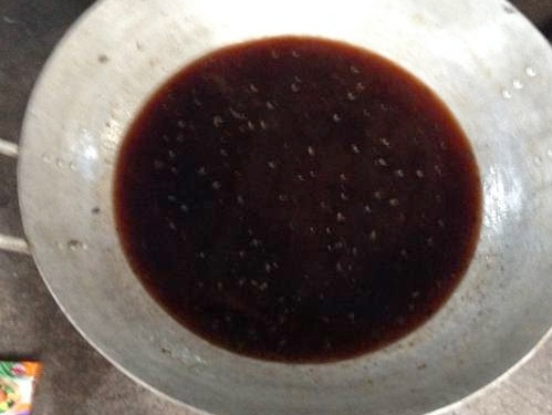 Ô mai Tết phơi cạnh chuồng gà, làm bạn với ruồi