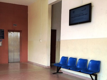 Táo tợn tấn công nữ sinh viên bằng a xít trong trường đại học