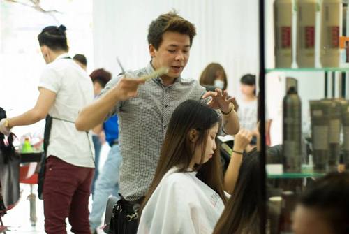 Rồng rắn xếp hàng ra tận vỉa hè  chờ tân trang sắc đẹp