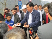 Bộ trưởng Đinh La Thăng kiểm tra tiến độ thi công cầu treo dân sinh Lạng Sơn và nhắc nhở bà con uống rượu thì không được lái xe
