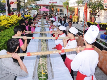 Đòn bánh tét kỷ lục dài 18 mét