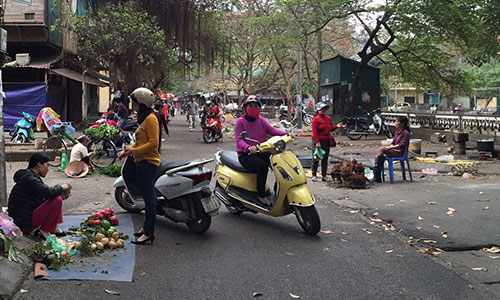 Khung cảnh vắng vẻ tại chợ Nghĩa Tân, Cầu Giầy, Hà Nội. Ảnh: VnExpress