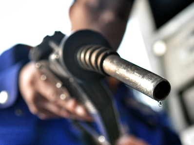 Xả quỹ bình ổn để giữ giá xăng