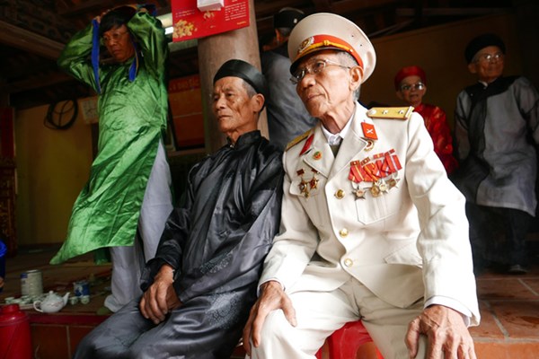 7h sáng, các cụ cao tuổi đại diện cho các dòng họ đã có mặt tại đình làng để chuẩn bị cho lễ. 