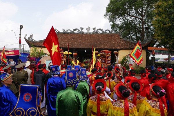 Đúng 8h30, lễ hội truyền thống làng Ném Thượng bắt đầu bằng các phần tế. 