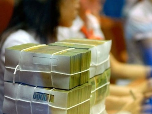 Nườm nượp khách gửi tiền vào ngân hàng ngày đầu năm